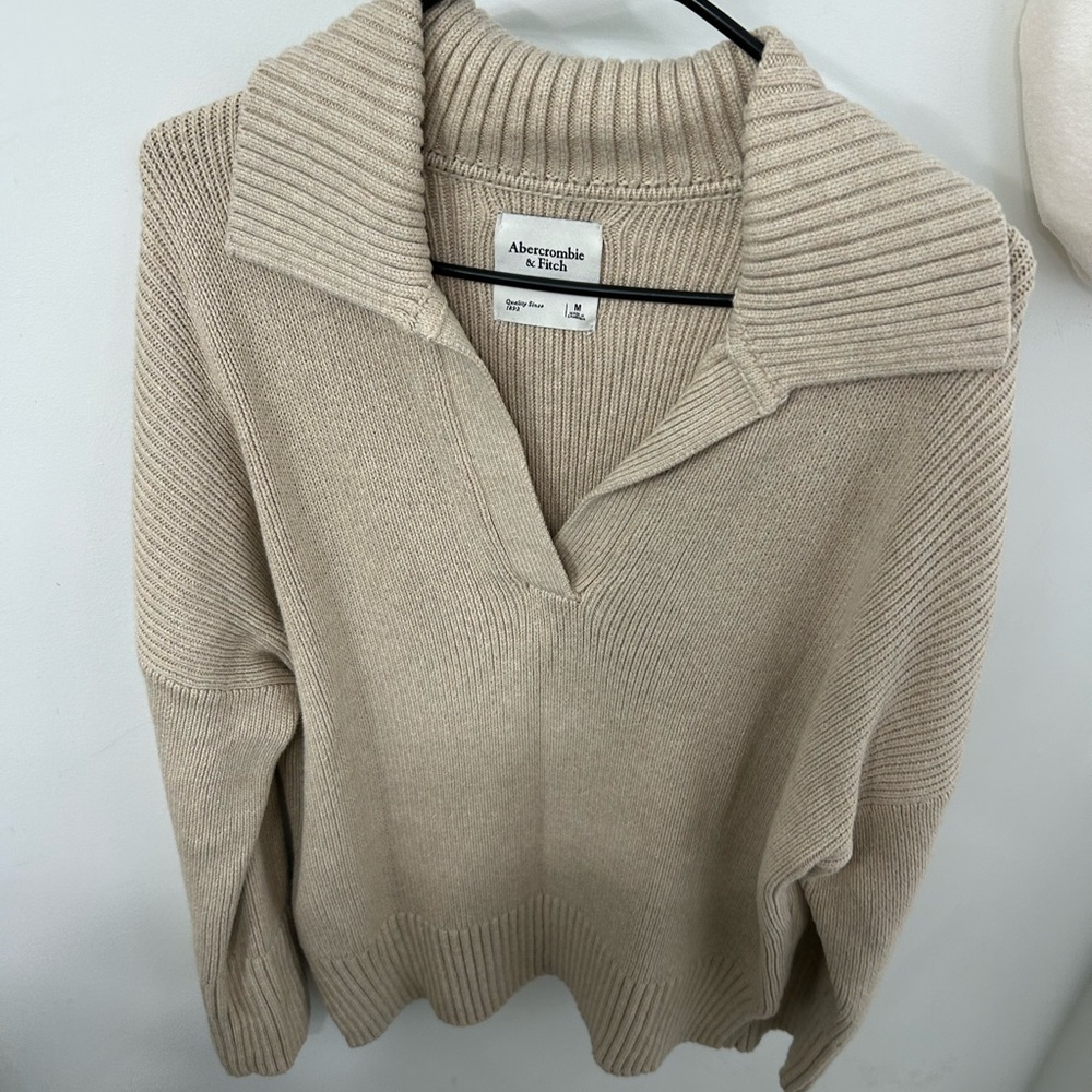 Abercrombie & Fitch Women's V-Neck Sweater in Cream